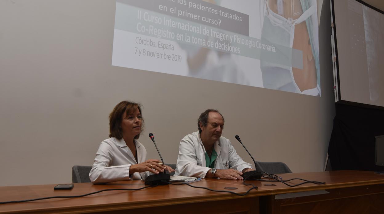 La directora del Reina Sofía, Valle García, y el director de la Unidad de Cardiología, Manuel Pan, en la presentación del congreso en Córdoba