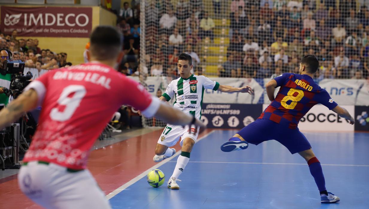 Javi Sánchez envía un balón paralelo a David Leal