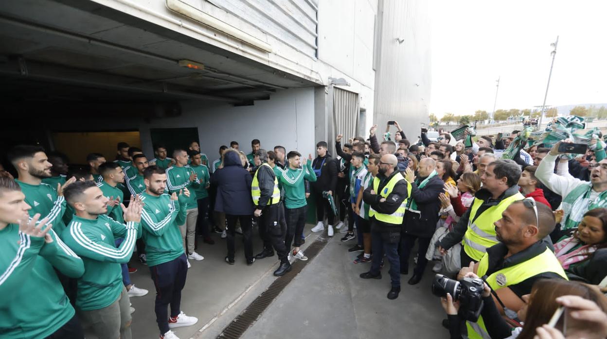 Los jugadores del Córdoba salen a la puerta de las cocheras