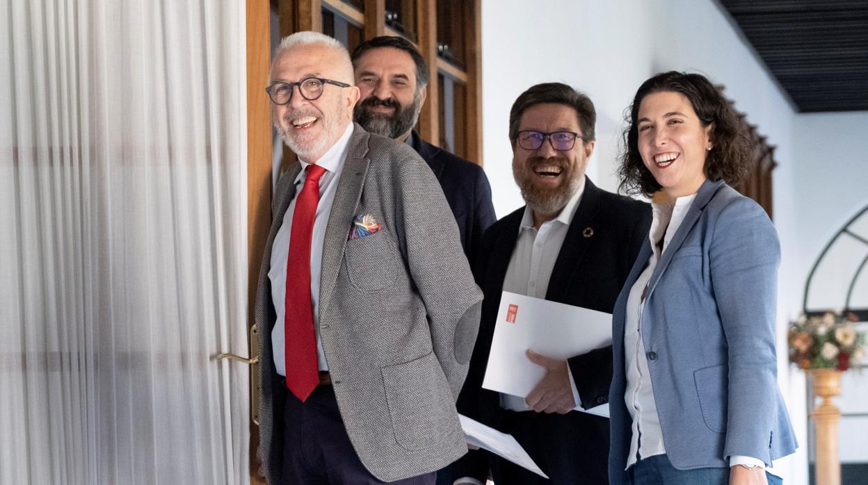 Sánchez Maldonado al entrar en la comisión junto con los diputados del PSOE