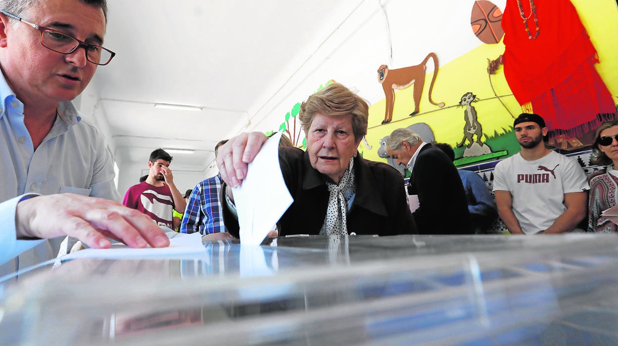 Una mujer vota en las pasadas Generales en el Colegio Colón