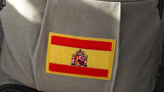 Un líder de IU en Málaga ordena a un guardia civil que oculte una bandera de España en un colegio electoral