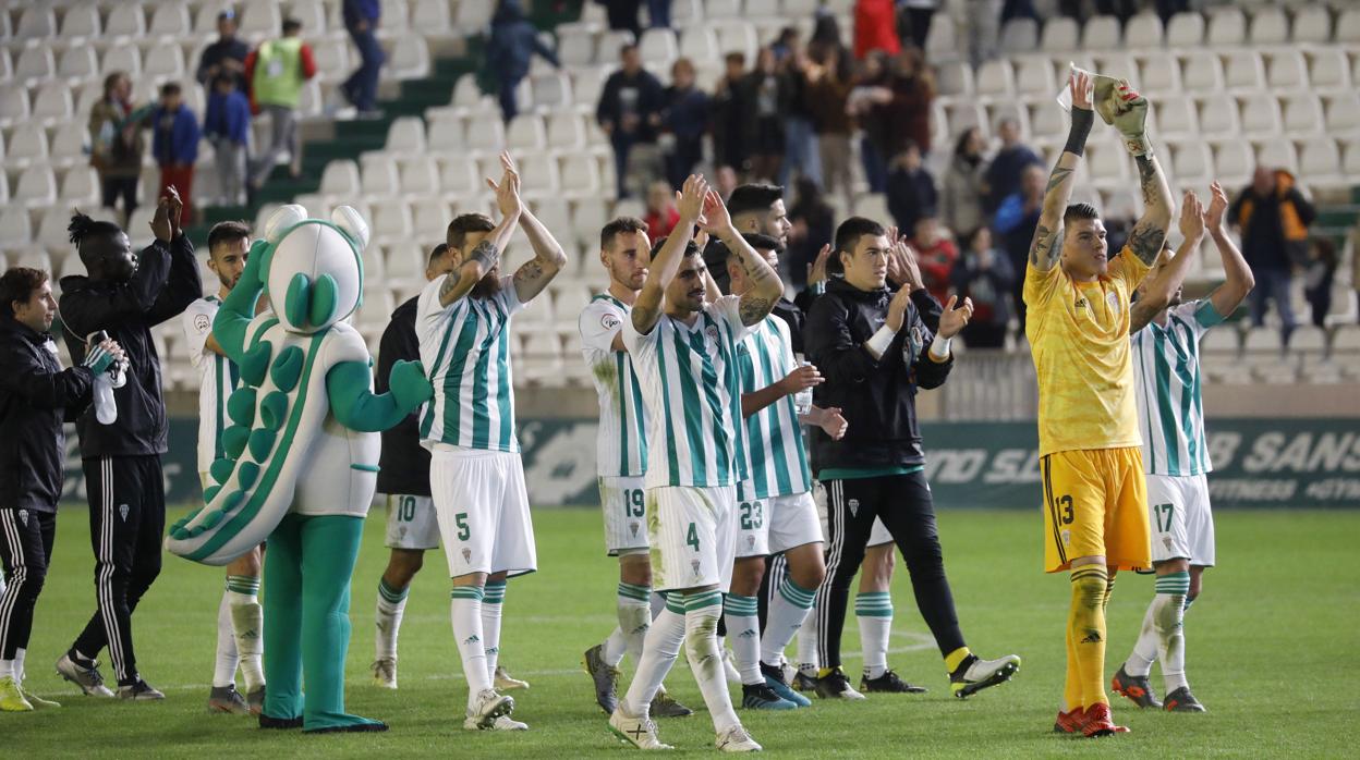 Los jugadores del Córdoba aplauden a la afición