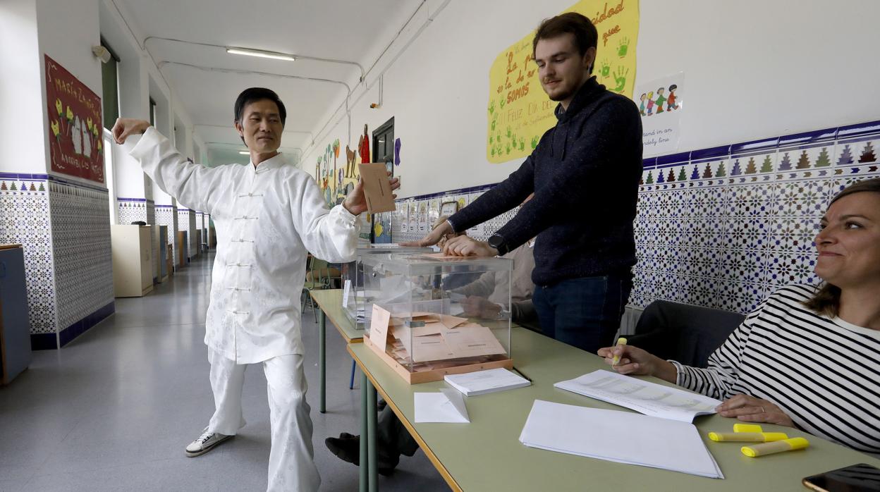 Domingo He deposita su voto con una posición de taichí en Córdoba