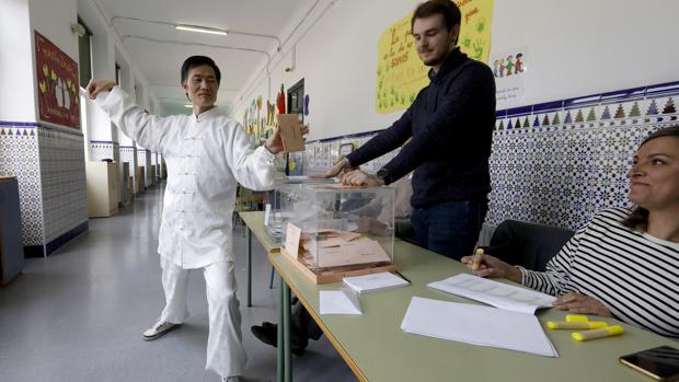 Domingo He, el votante con kimono de Córdoba: «El taichí ayudaría a los políticos a ponerse de acuerdo»