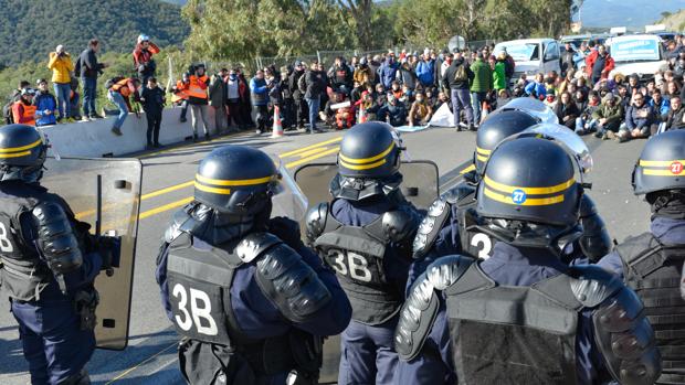 Un centenar de camiones de Huelva, atrapados en la frontera con Francia por los cortes en La Junquera