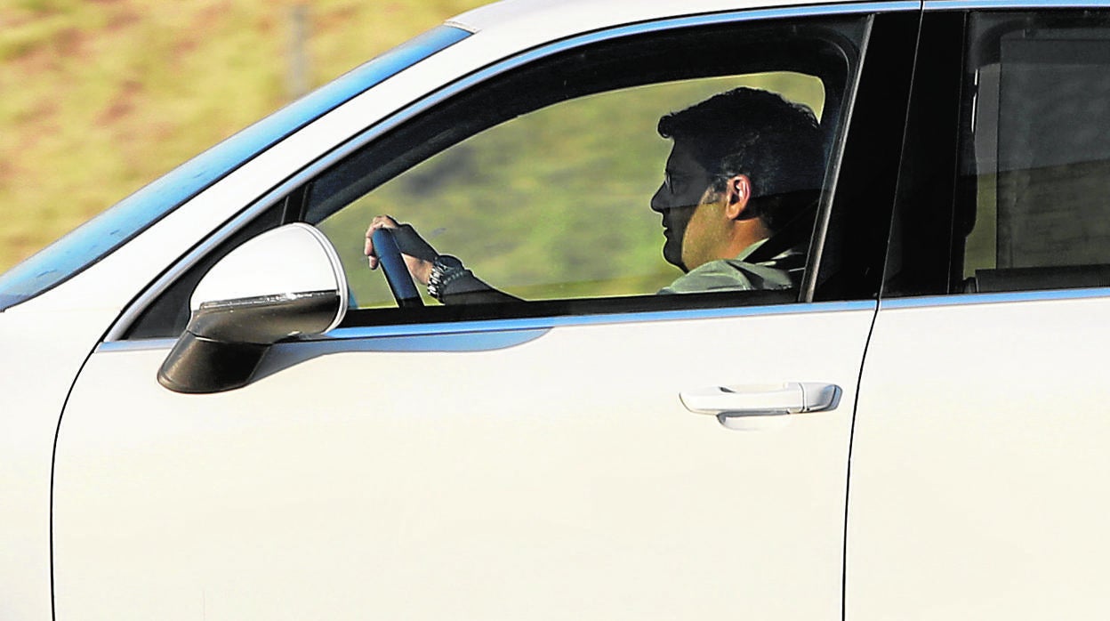 Jesús León, en el Porsche Cayenne saliendo de las oficinas del club