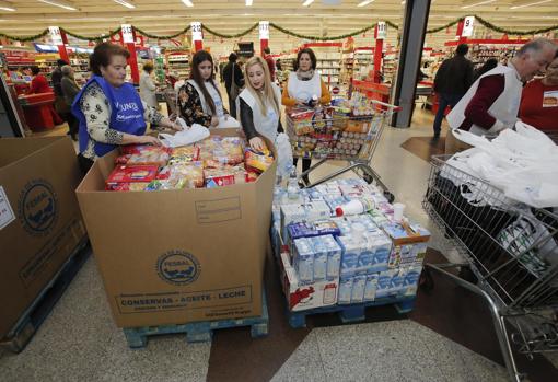 Voluntarios recogen alimentos en un supermercado de Córdoba