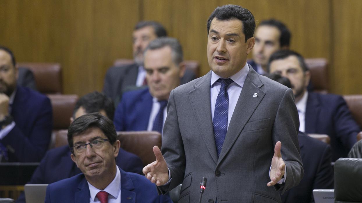 El presidente de la Junta, Juanma Moreno, en el Parlamento