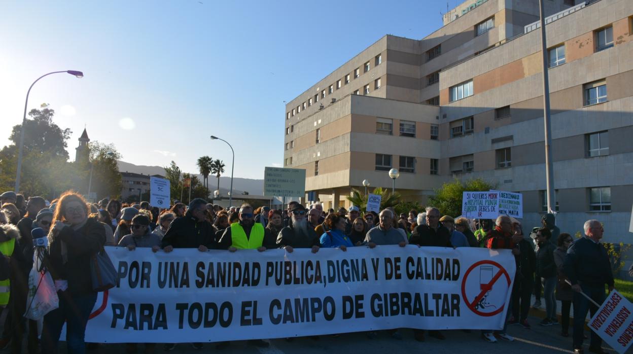 Imagen de la cabecera de la protesta a su salida del hospital Punta Europa de Algeciras