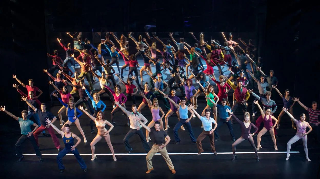 El reparto de «A Chorus Line» sobre el escenario del Teatro del Soho Caixabank