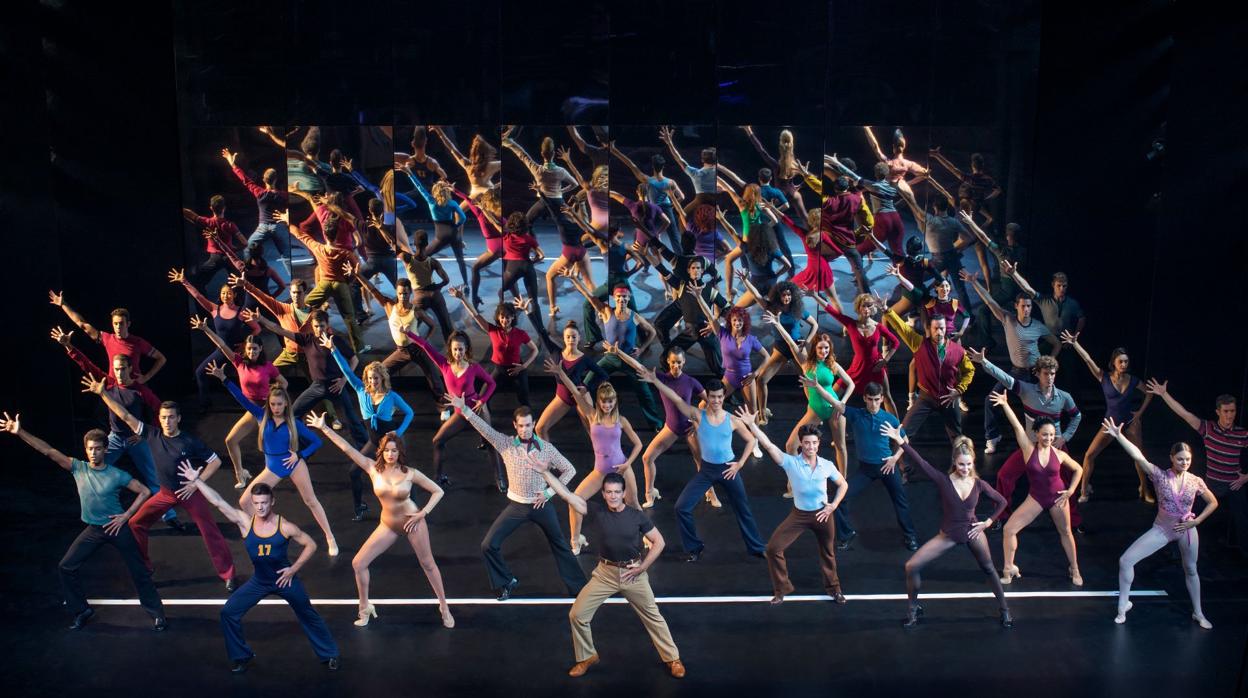 El reparto de «A Chorus Line» sobre el escenario del Teatro del Soho Caixabank