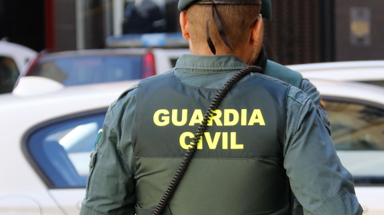 Un agante de la Guardia Civil