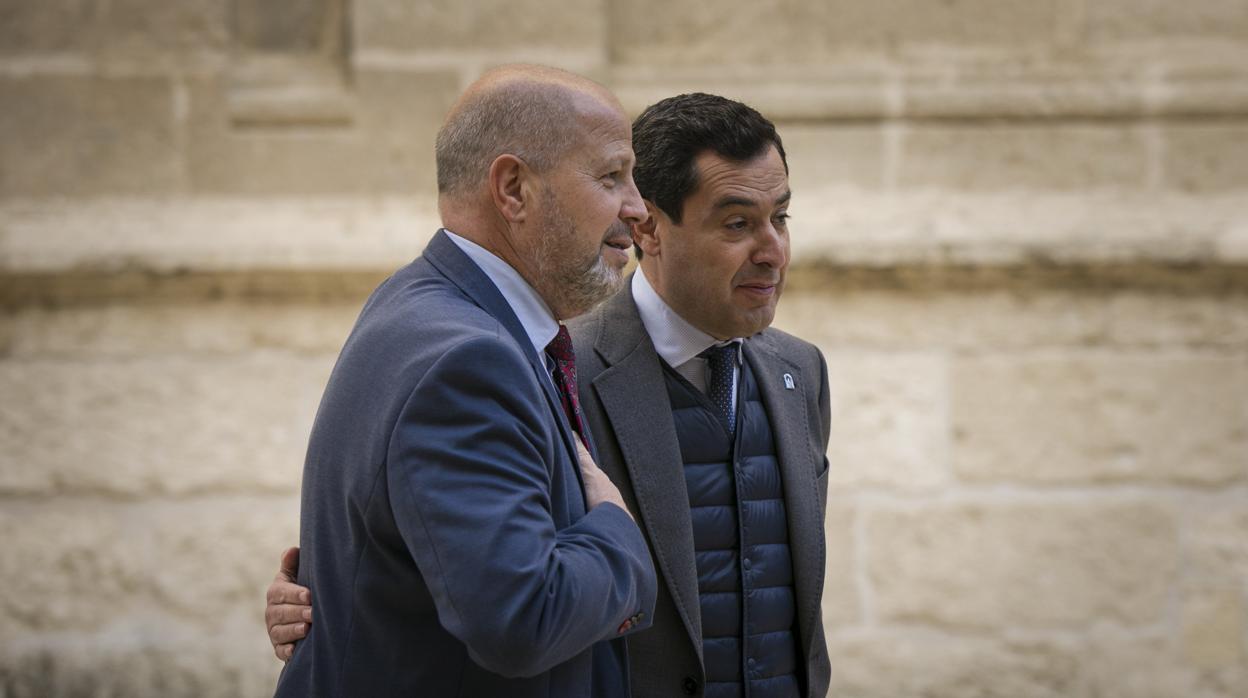 Javier Imbroda y Juanma Moreno en el Parlamento andaluz