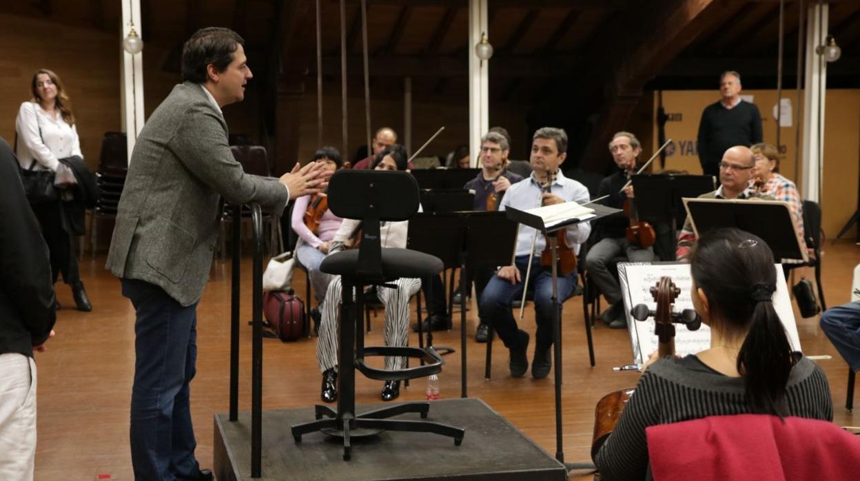 El alcalde, José María Bellido, se dirige a los músicos de la Orquesta de Córdoba