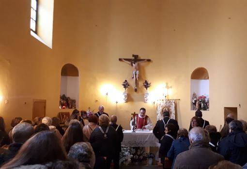 Misa en la capilla del cementerio de San Rafael