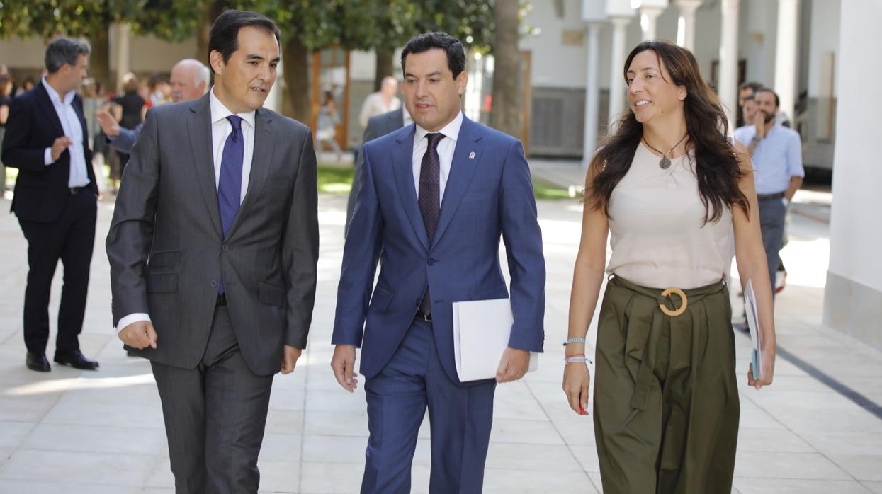 José Antonio Nieto, Juanma Moreno y Loles López en el Parlamento de Andalucía