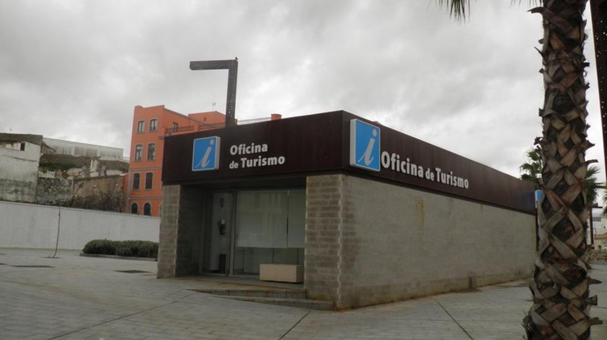 Imagen de la Oficina de Turismo de Algeciras, junto a la que fue encontrado muerto este joven