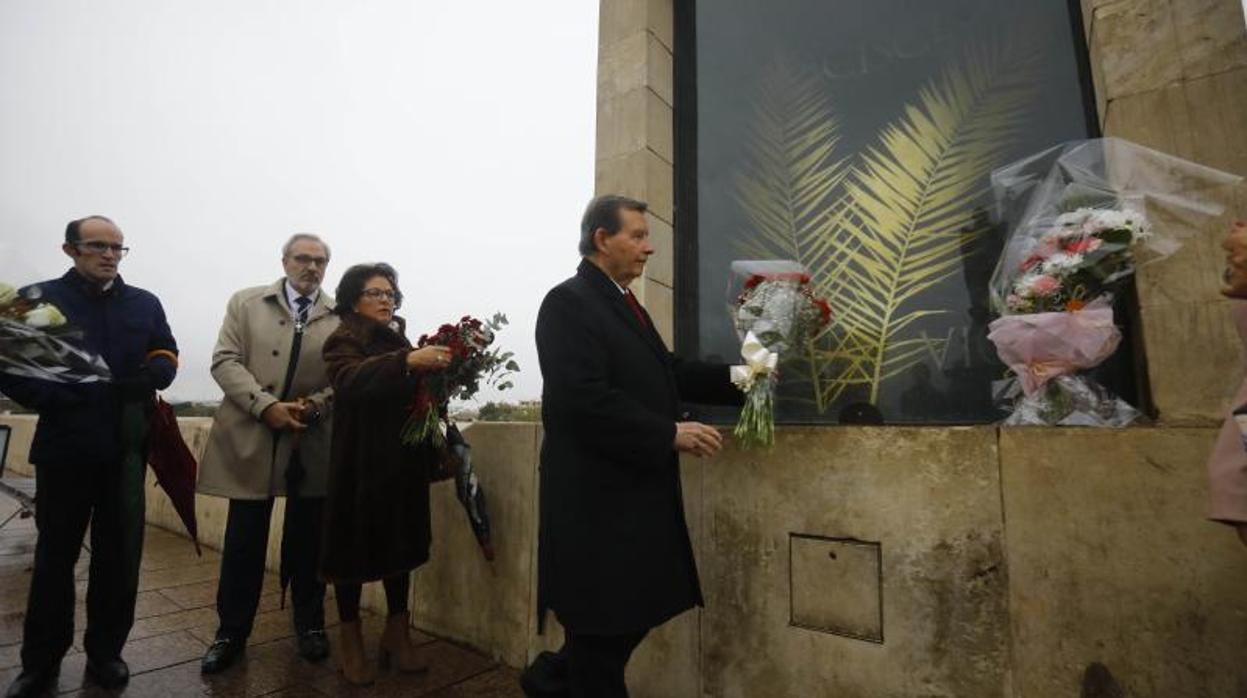 Ofrenda realizada en el Puente Romano al monumento a los patrones de la ciudad