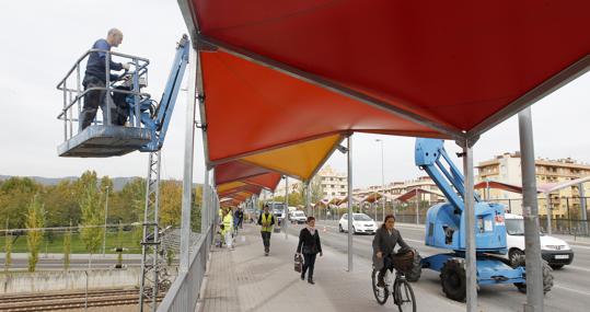 Instalación de los toldos de la pasarela de Noreña