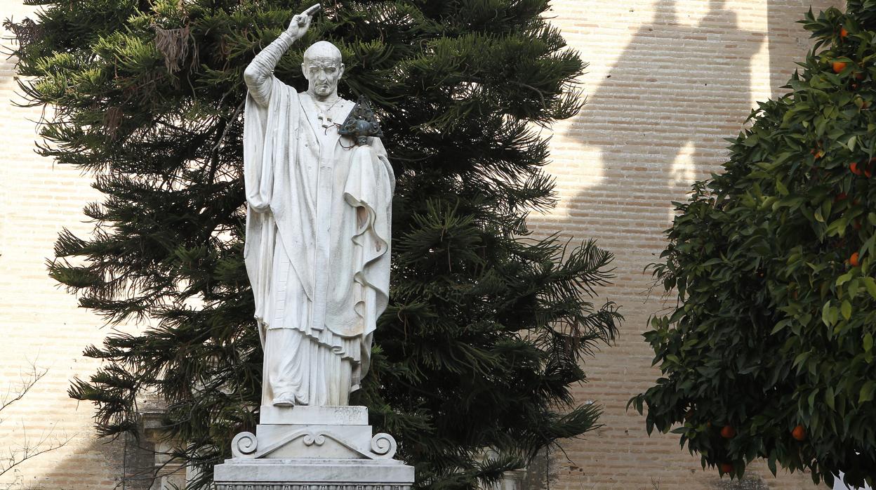 Estatua de Osio en la Plaza de Capuchinos