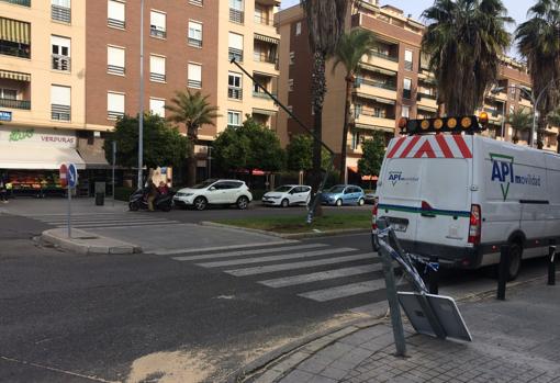 Zona del accidente en la mañana del martes, con una farola torcida y una señal partida