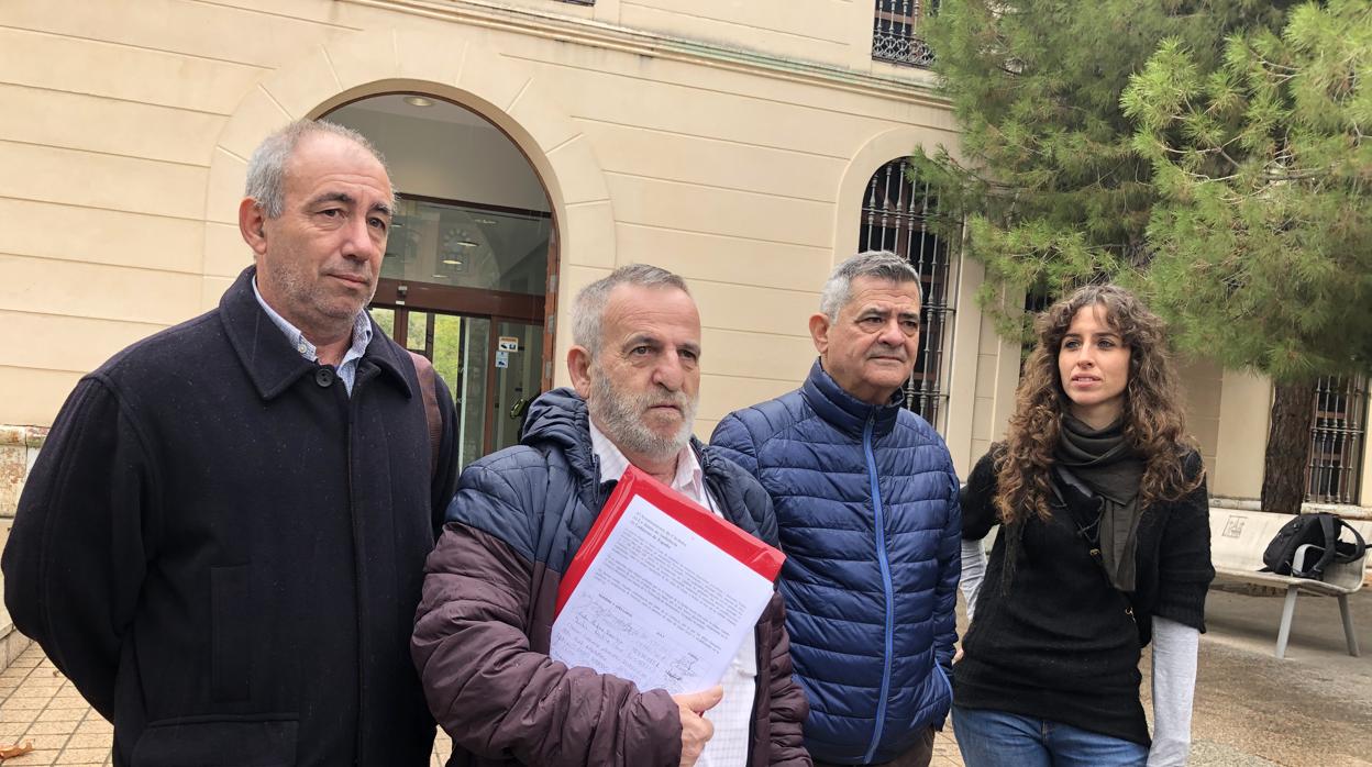 Representantes de los colectivos entregan las 1.200 firmas contra las casas de apuestas