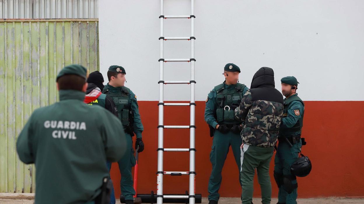 Agentes de la Guardia Civil, en el registro llevado a cabo este miércoles en La Línea