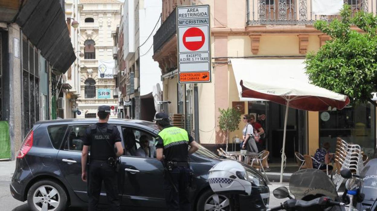 Vehículos en una calle del Centro de Córdoba