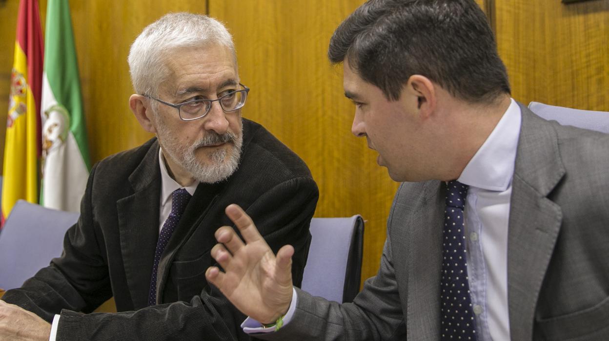 El ex consejero de Economía, Antonio Ávila junto al presidente de la comisión de investigación, Enrique Moreno