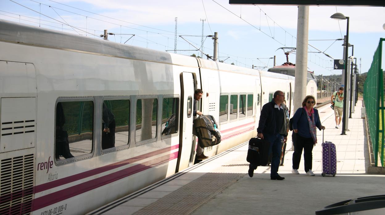 Pasajeros en la estación del AVE de Villanueva de Córdoba