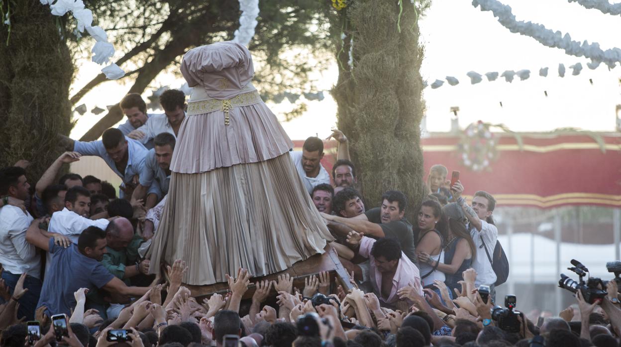 Un momento del traslado de la Virgen del Rocío a Almonte