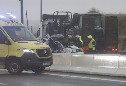 Efectivos de Emergencias asisten el accidente en la N-432 en la incorporación a Córdoba