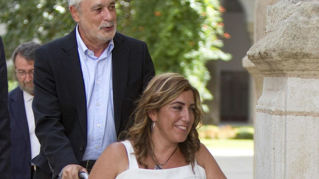 La expresidenta de la Junta Susana Díaz con el condenado Griñán a su llegada al Parlamento cuando se rompió una pierna