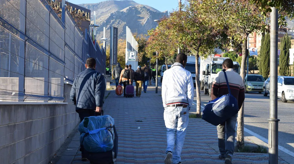 Inmigrantes transitan por una zona próxima al dispositivo de atención del Ayuntamiento de Jaén