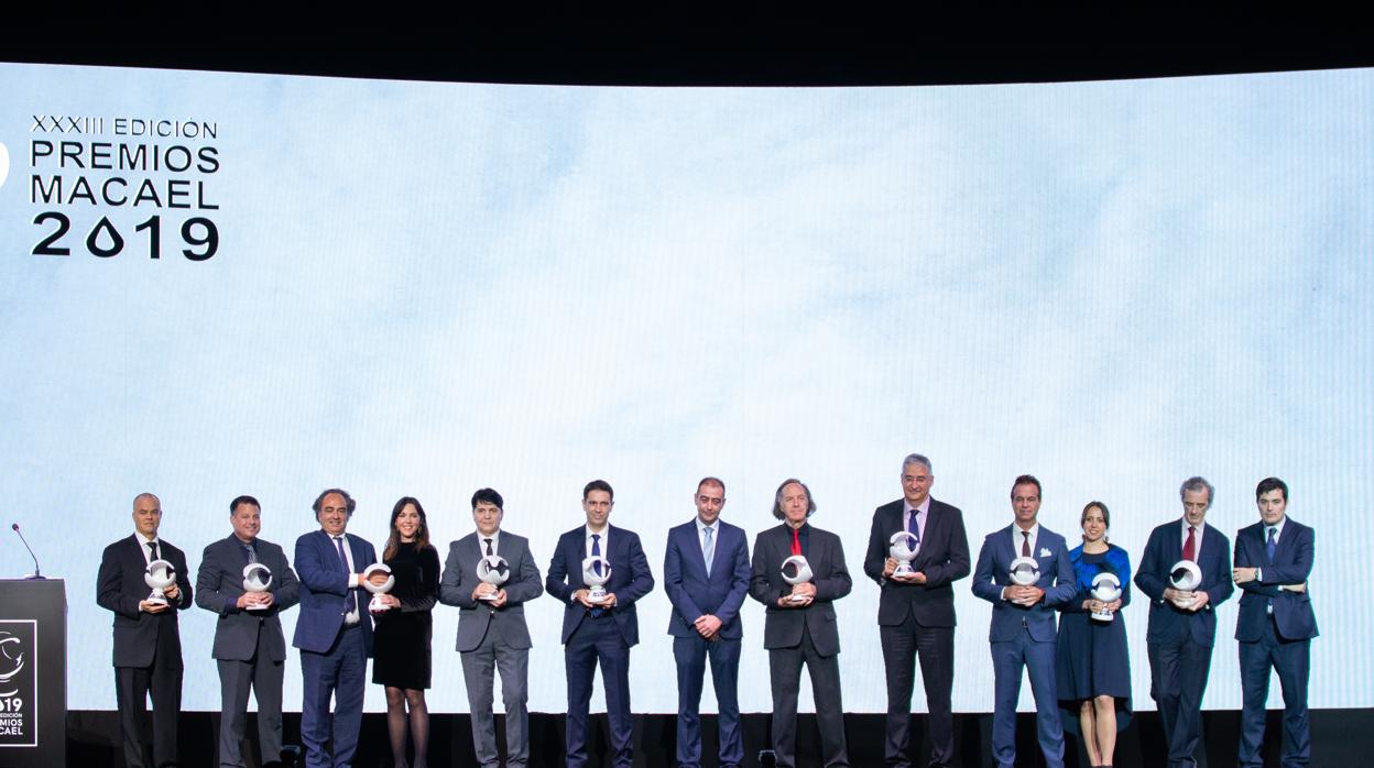 Foto de famlia de los galardonados en los Premios Macael 2019.