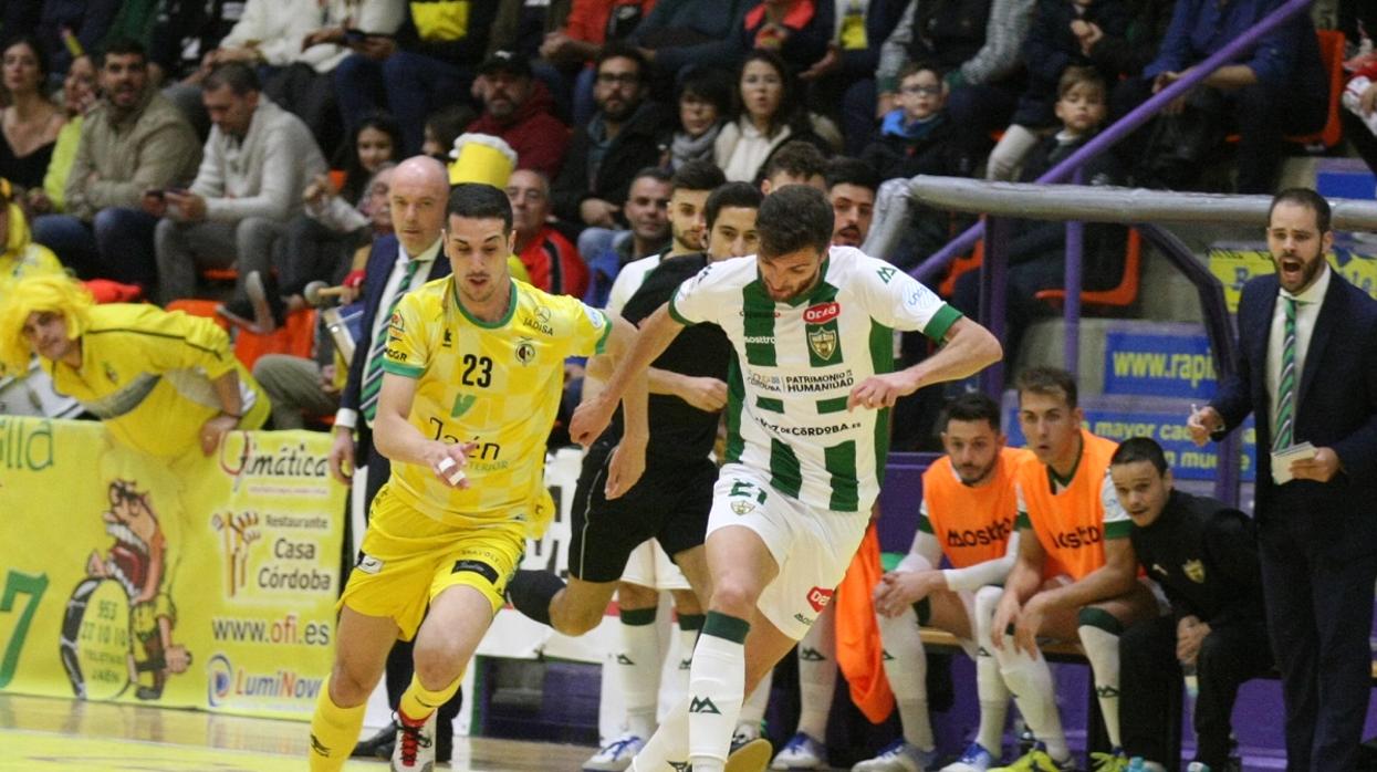 Zequi conduce el balón