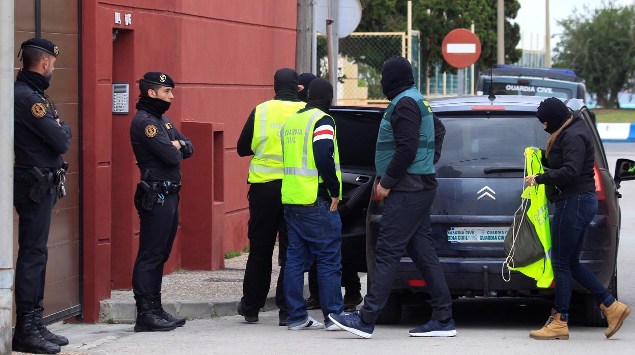 Policía y Guardia Civil registran una vivienda en La Línea