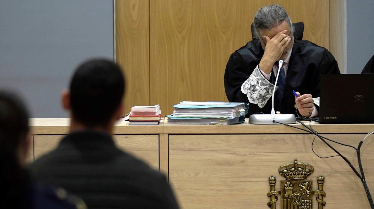 El juez Luis Santos durante el juicio a la Manada por el caso Pozoblnaco