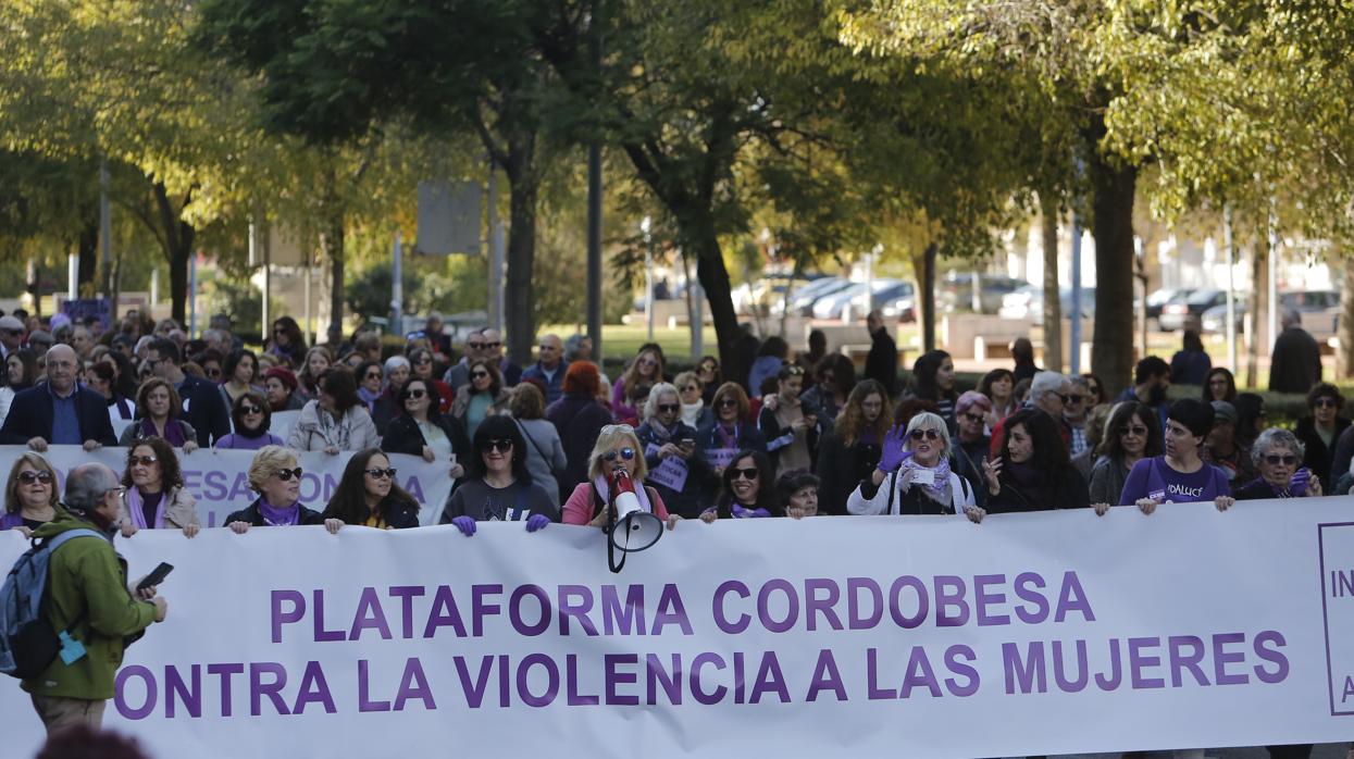 Manifestación contra la violencia sobre la mujer a su paso por la avenida de América