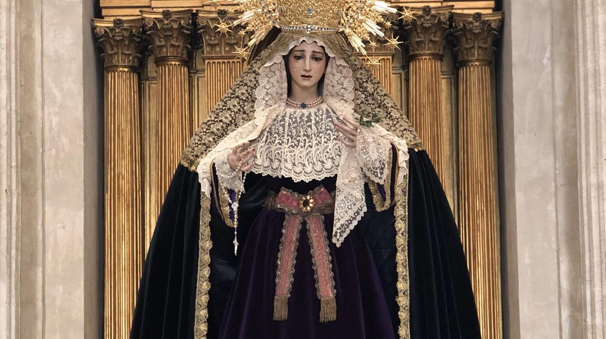 La Virgen de la Paz, ataviada de luto