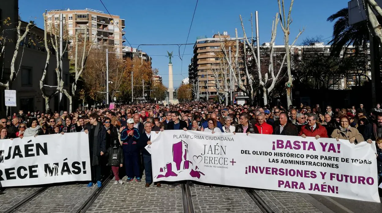 Movilización organizada por Jaén Merece Más en protesta por la situación económica