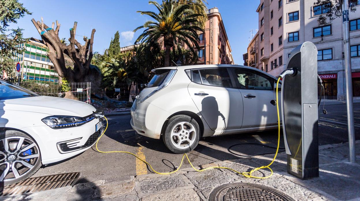 Un coche eléctrico en un punto de recarga