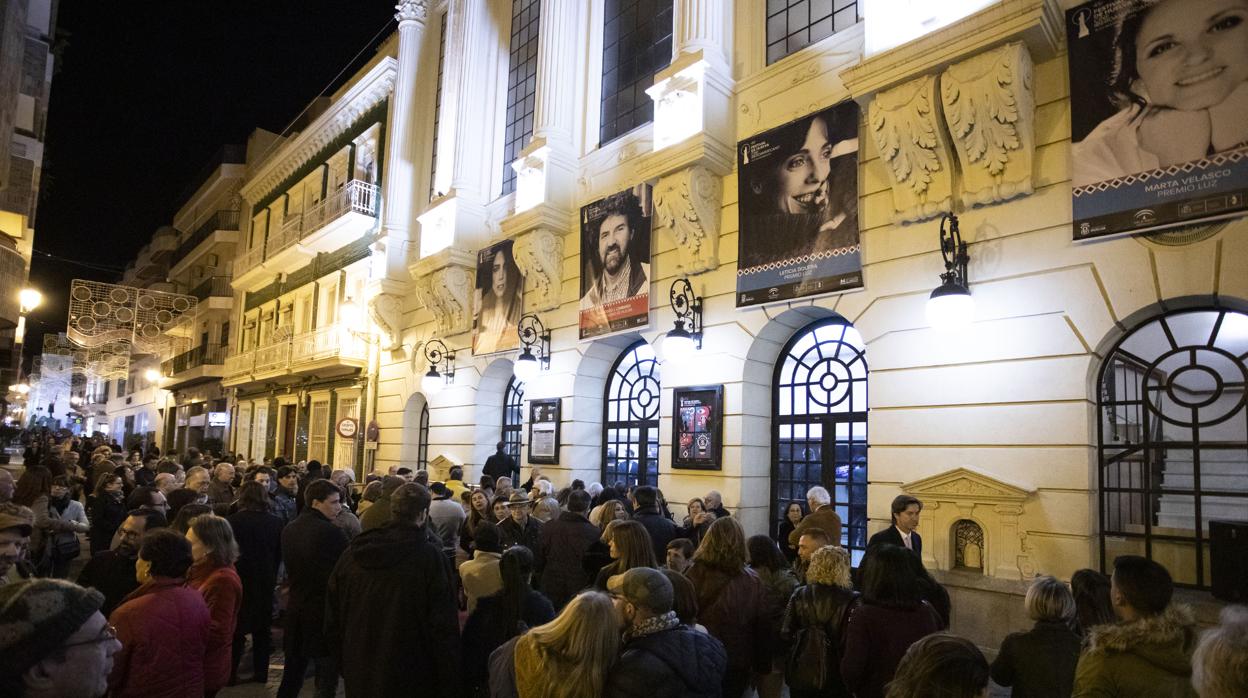 Público a las puertas de del Gran Teatro de Huelva para asistir al festival