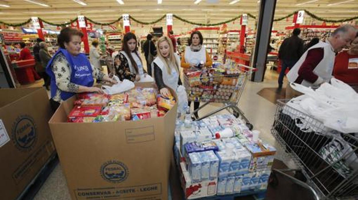 Voluntarios durante la Gran Recogida de Alimentos