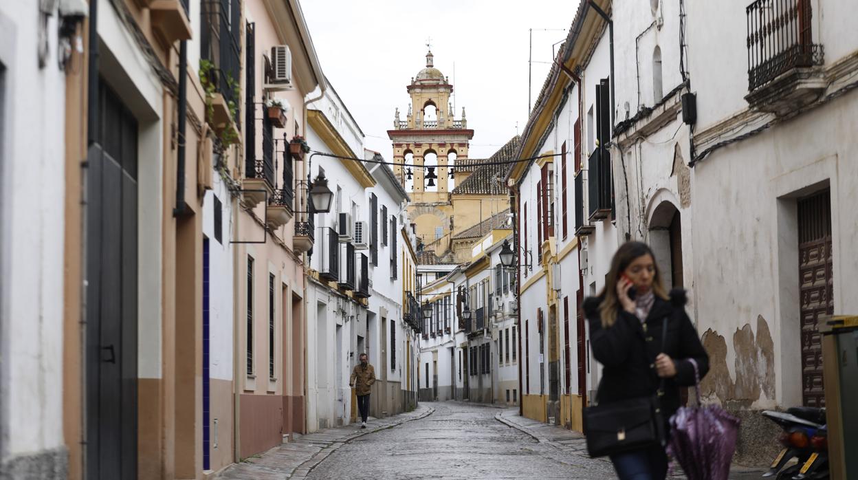 Una mujer pasea por la calle en un día nublado