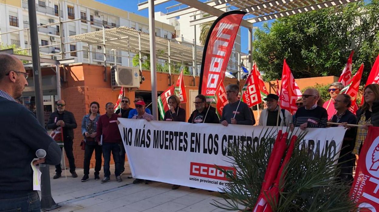 Represntantes sindicales del Campo de Gibraltar, en una concentración por el Día de la Seguridad Laboral