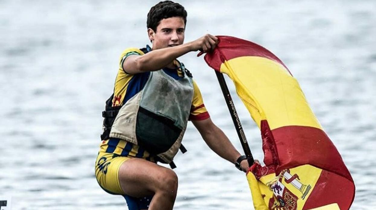 Imagen del medallista Pablo Ogazón al que se le impidió recoger su presea por llevar una bandera de España