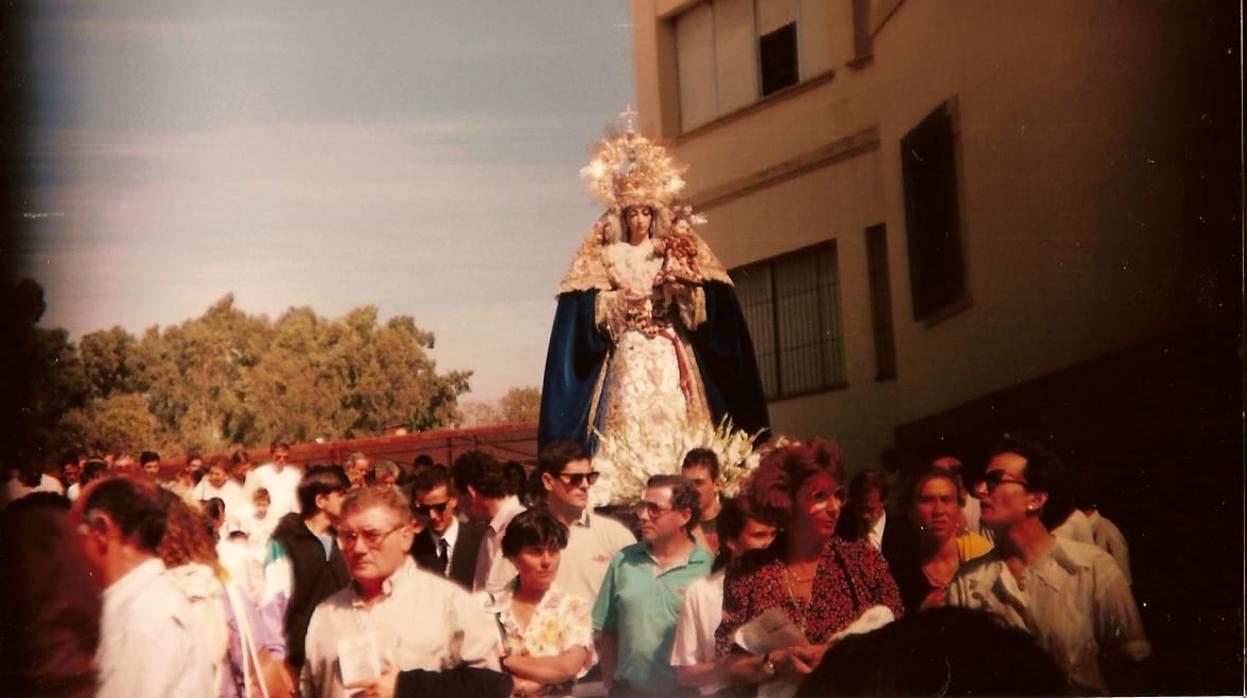 La Reina de los Ángeles, lleganfo al colegio de La Salle