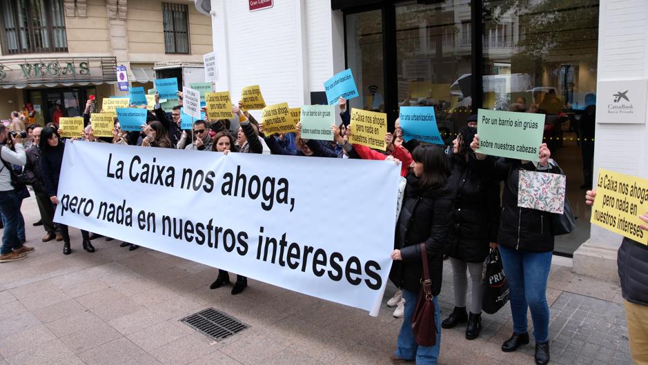 Reclaman a CaixaBank que termine las obras de la Torre del Agua tras la inundación de zonas comunes